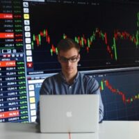 Laptop Aktien Mann man-7409721_1920 pixabay (c) Tumisu idNr-148124