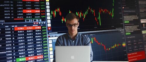 Laptop Aktien Mann man-7409721_1920 pixabay (c) Tumisu idNr-148124